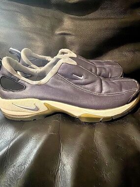 Nike Air Moc Slip-On Sneakers Blue & White US 7 están un poco despegados
